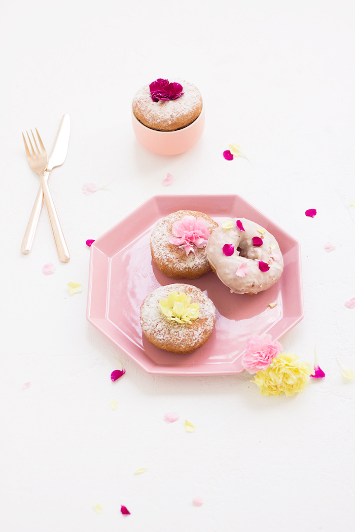Donuts mit echten Blüten verziert, Nachtisch zum Muttertag selbst zubereiten, süße Überraschung