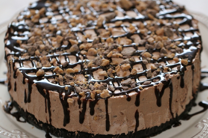 ein Toffifee Kuchen mit viel Schokolade, Toffifee Krümmel und Schokolade Glasur