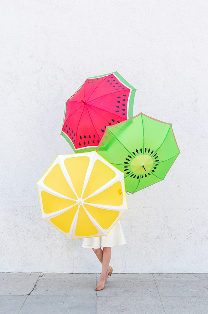 Obst Regenschirme für fröhliche Stimmung, Kiwi Wassermelone und Zitrone, Frau mit weißem Kleid