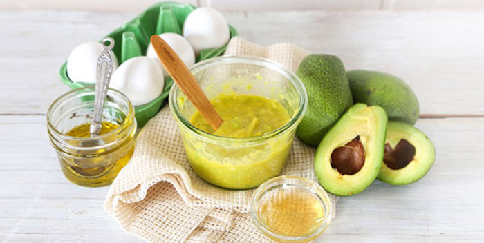 olivenöl haare, zwei avocadohälften, avocadopüree, vier eier, haarkur selber machen