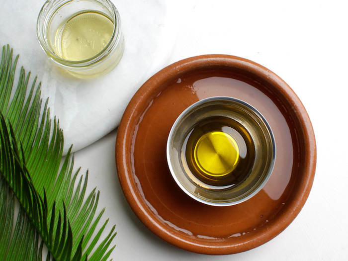 olivenöl haare pflegen, natürlichen produkten, kokosöl für haare, keramischer teller mit wasser