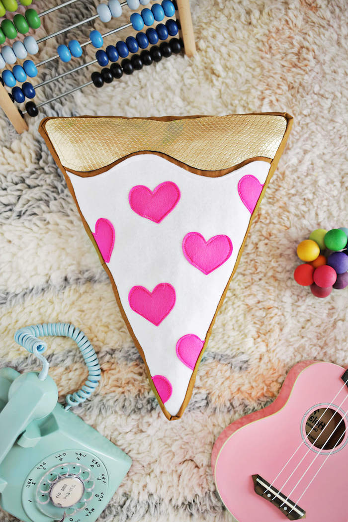 Lustige DIY Idee zum Nachmachen, Pizza Kissen mit kleinen rosa Herzen