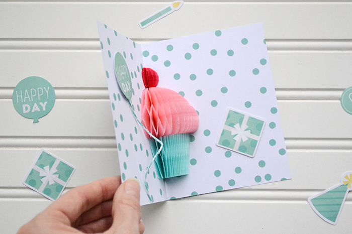 pop up karte basteln, klappkarte mit 3d dekorationen, cupcake aus krepppapier, luftballon