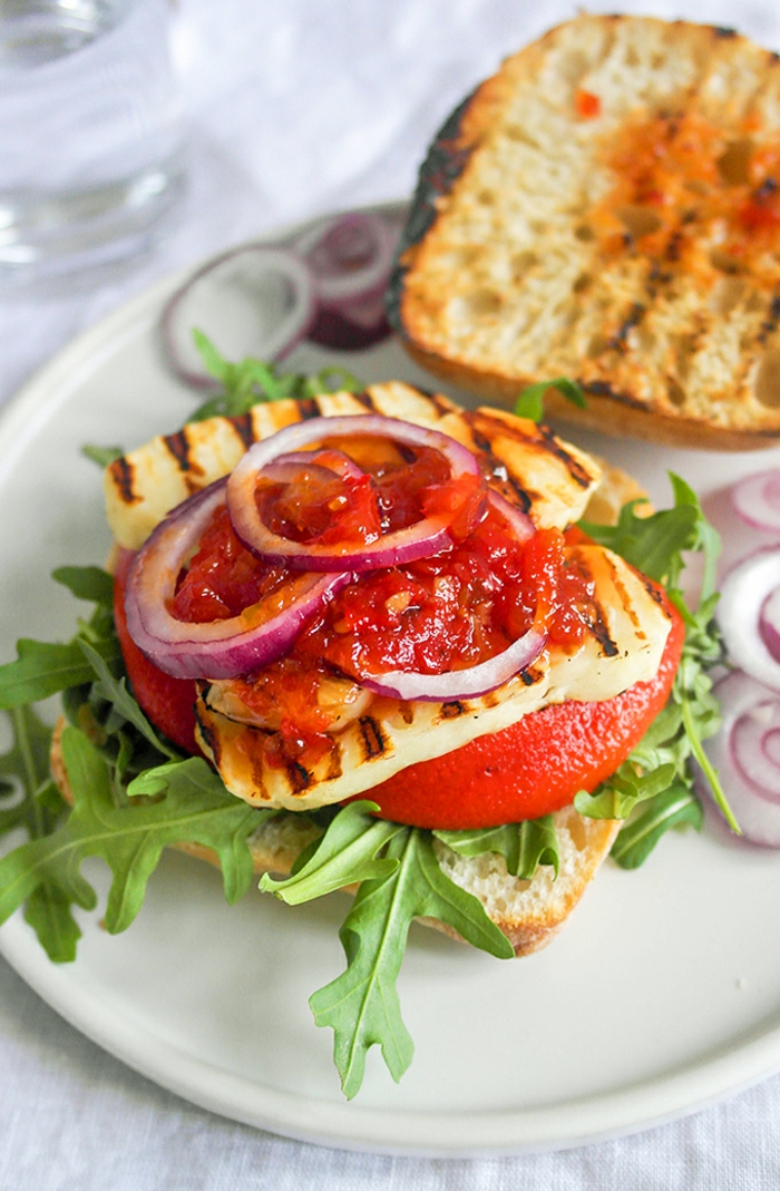 haloumi sandwich mit tomaten, zwiebel, tomatenpaste, roccola, kohlenhydratefreies essen selber zubereiten
