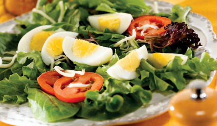 grüner Salat, gekochte Eier, Kirschtomaten, Sommersalat Rezepte
