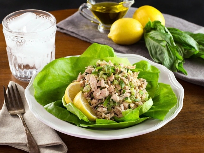 schnelle Salate, Fisch, Rucola und grüner Salat, Olivenöl und Zitronen als Dressing