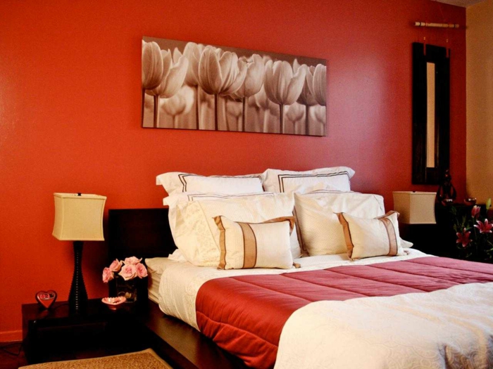 farben für schlafzimmer, rot für ein romantisches ambiente, zimmergestaltung in rot mit vielen blumen, schöne ideen