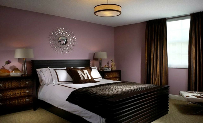 farben für schlafzimmer, violette wand, dunkelbraune vorhängem schlafkomfort, doppelbett, spiegeldeko über bett