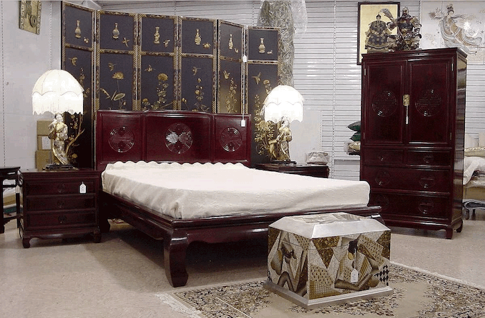 zimmer einrichten in orientalischem stil, lampen, beige dekorationen, rotbraune möbel