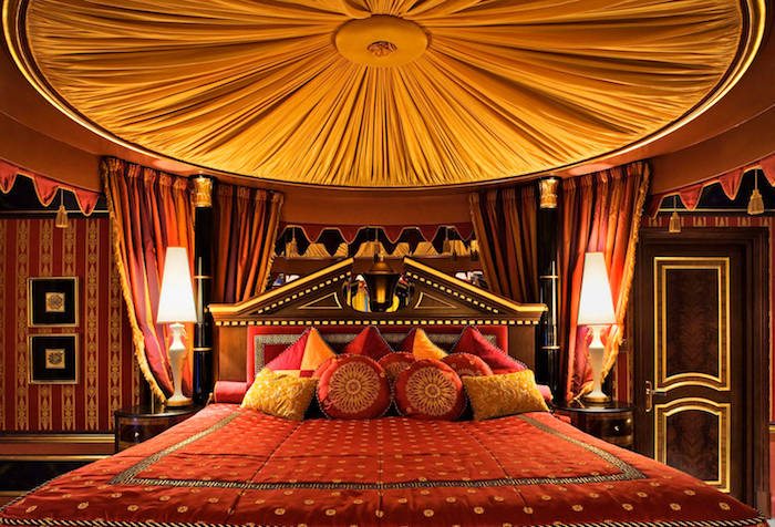 schlafzimmer einrichten orientalischer stil aus den arabischen ländern, rotes bett, gelber deko, ideen, prächtigkeit