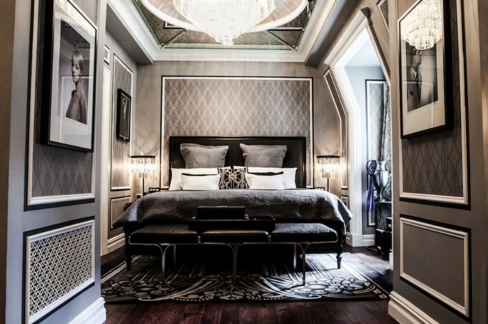 bett unter dachschräge, elegantes design für das schlafzimmer in schwarz und weiß, wandgestaltung