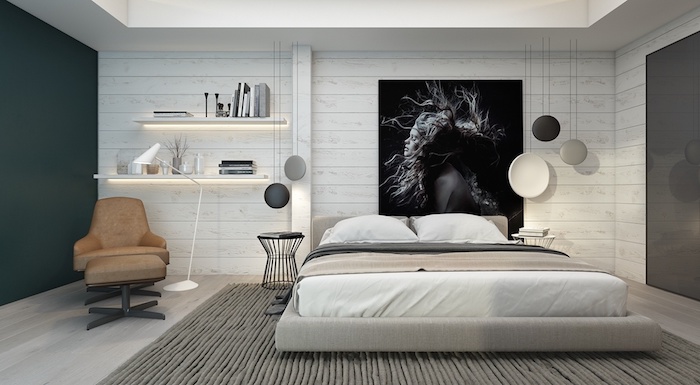 zimmer deko ideen, weißes schlafzimmer mit schlichtem design mit einem schwarzen ausgefallenen bild dekorieren, sessel beige