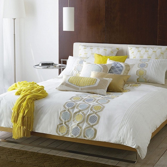 wandgestaltung schlafzimmer, brane wand in kontrast mit der schönen bettdecke, gelb, grün, dekorative kissen