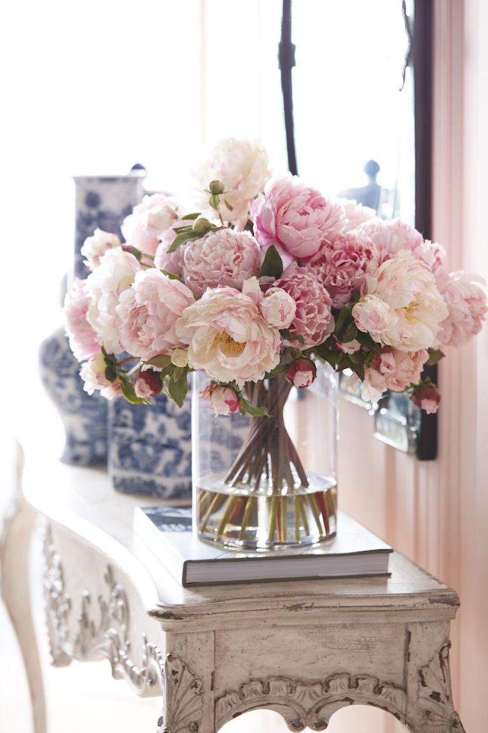 bett deko, schöne umgebung im zimmer weiß und rosa blumen in der vase, schrank, spiegel, vasen