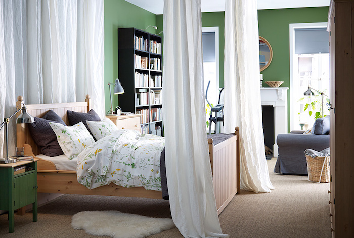 wandgestaltung schlafzimmer, grüne wandfarbe, wanddeko regal mit bürcherm vorhänge weiß, gemütliches bett