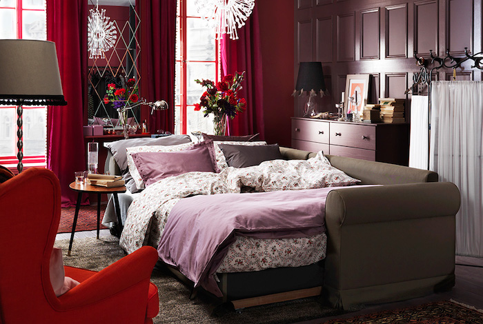 wandgestaltung schlafzimmer, bunte elemente, ausgefallenes design, bett in lila und beige, zimmer meist rot, farbmischungen