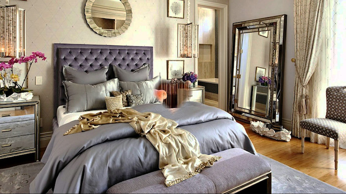 schlafzimmer dekorieren in prächtigem stil, luxusschlafzimmer design idee, satin bettwäsche, lila und golden kombinieren, königliches zimmer