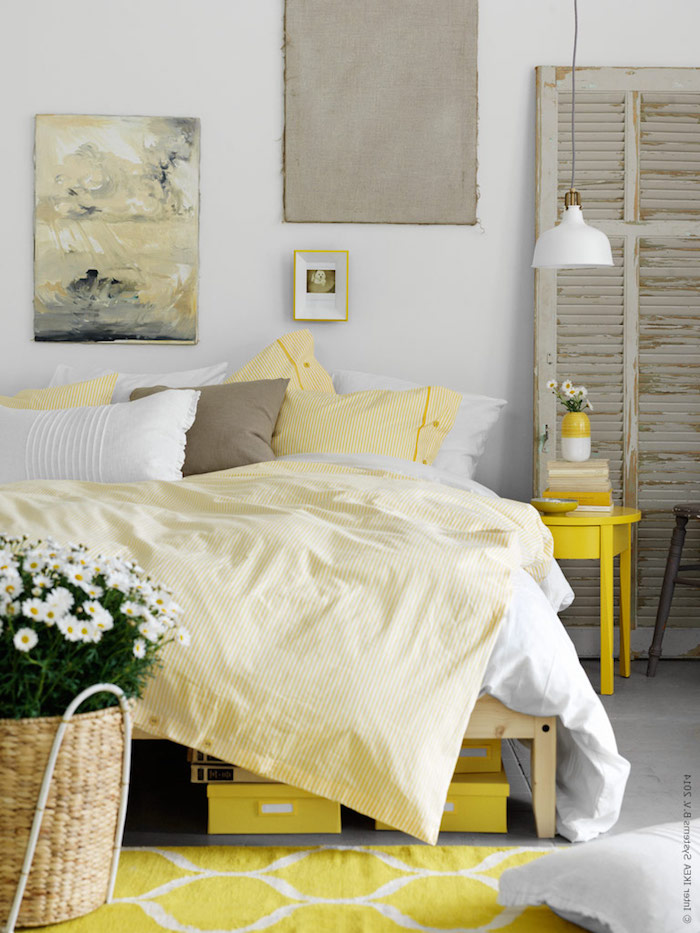 schlafzimmer dekorieren frische farben im zimmer, weiß und gelb, blumen vom garten, gelber teppich, wanddeko in warmen farben