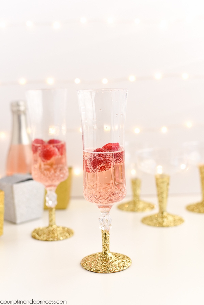 Gläser mit goldenem Glitzer selbst verzieren, schöne Geschenkidee, Champagner mit Himbeeren