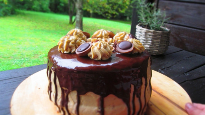 eine leckere Torte mit Tofiffee Praline als Dekoration, Toffifee Kuchen mit Schokoladenglasur