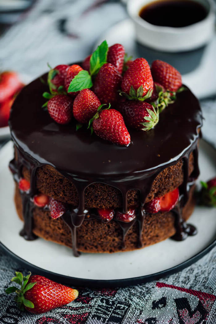 Torte mit Schokolade und Erdbeeren, Tasse Kaffee, Ideen für Geburtstagstorten