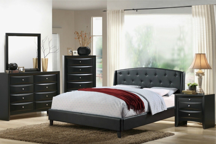 ein großes Bett, schwarze Regale, ein brauner Teppich, zwei weiße Vorhänge, kleine Räume optisch größer wirken lassen
