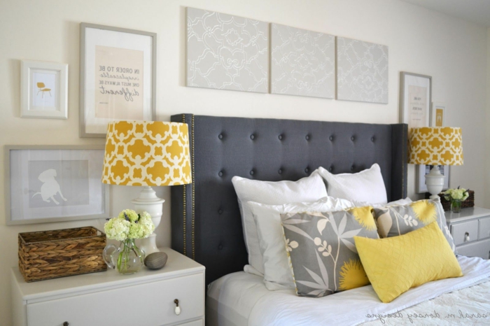 schlafzimmer bild über bett, grau, weiß und gelb, zimmerdesign ideen, kissen, lampen, wanddeko