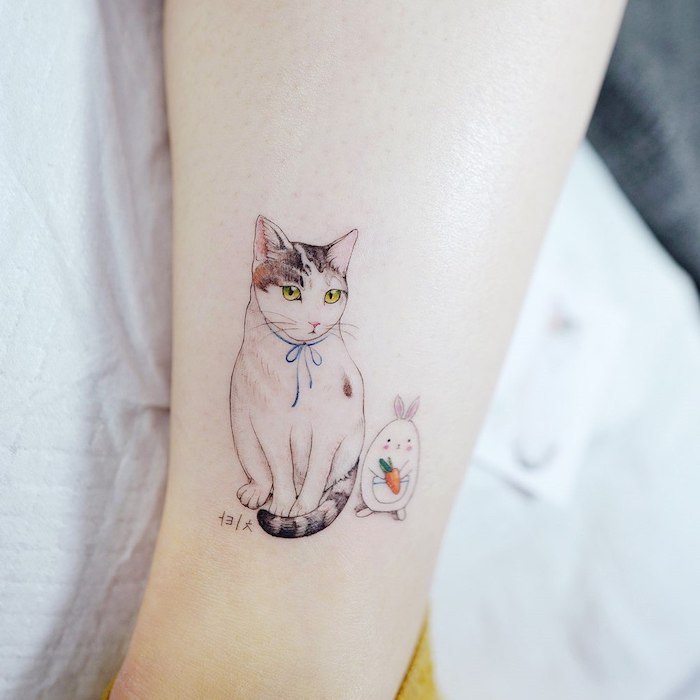 Bein Tattoo für Frauen, Katze mit blauem Band, Kaninchen mit Karotte