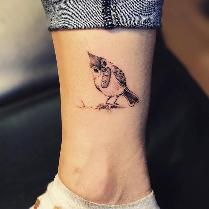 Süßes Tattoo Motiv, Spatz und Brötchen, Ideen für kleine weibliche Tattoo Motive