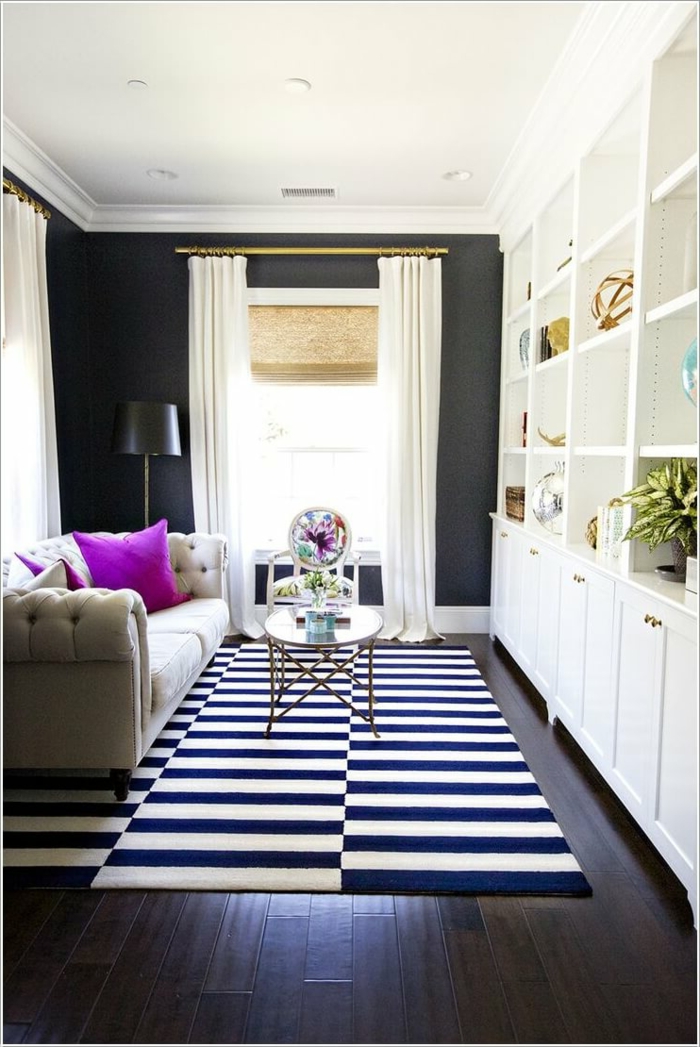 schwarz weiß gestreifter Teppich, kleiner Couchtisch, ein Sofa, weißer Regalsystem, kleine Räume einrichten