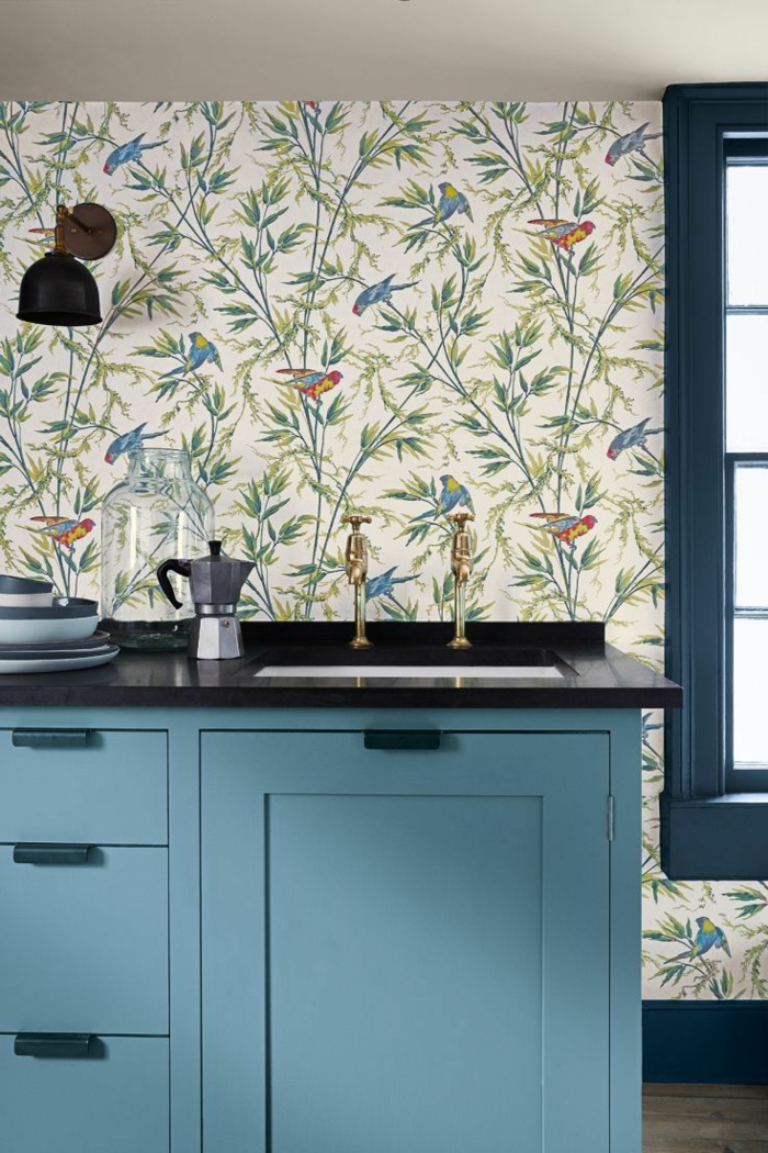 Wandgestaltung Küche, bunte Tapeten mit Vögeln und Zweigen, blaue Möbel