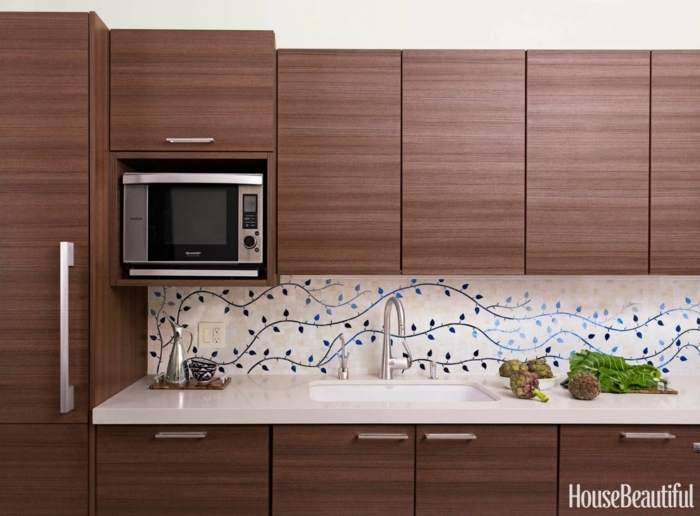 braune Regale, Tapeten mit Pflanzen Motive Wandgestaltung Küche, eine Mikrowelle