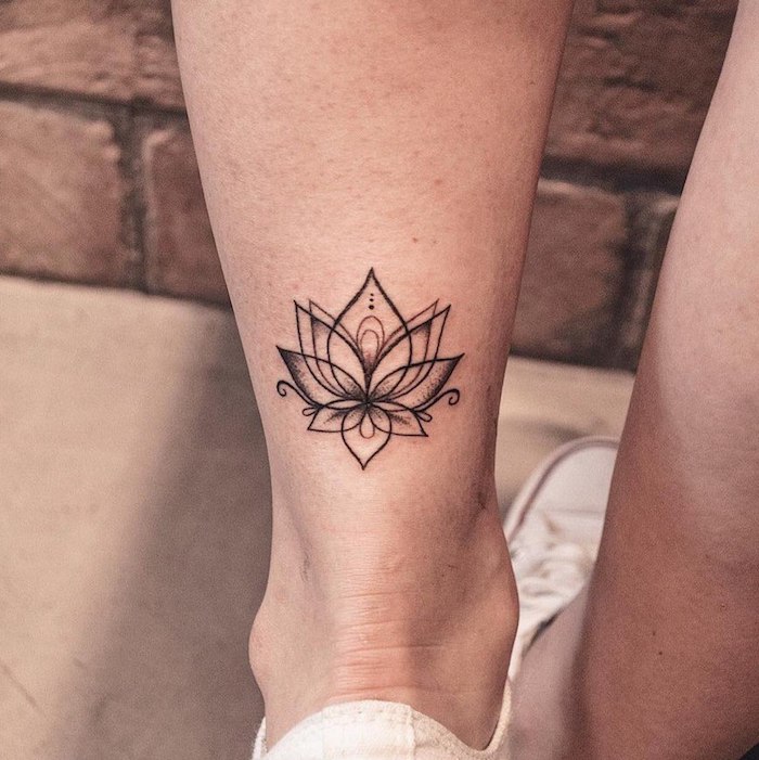 Kleines Tattoo an der Wade, Blumen Tattoo Lotus, Bein Tattoos für Frauen