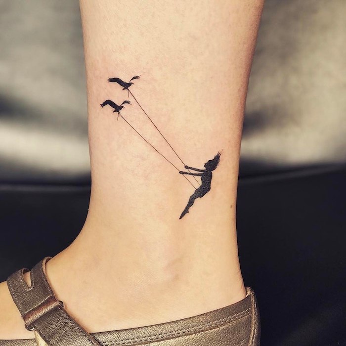 Zartes weibliches Tattoo Motiv, Schaukel mit zwei Vögeln und Mädchen