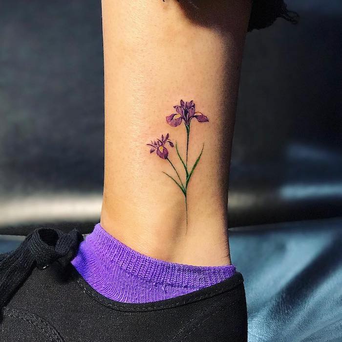 Schönes Blumen Tattoo, Blume mit lila Blüten, Tattoo für Frauen, lila Socken und schwarze Sneaker