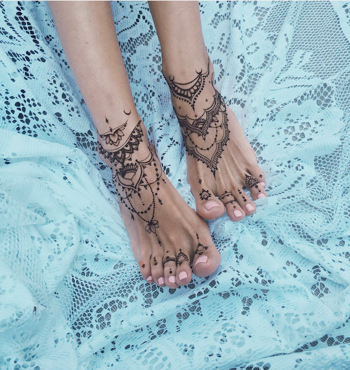 Mandala Tattoos an den Füßen, rosa Nagellack, weiße Spitze, Tattoos für Frauen