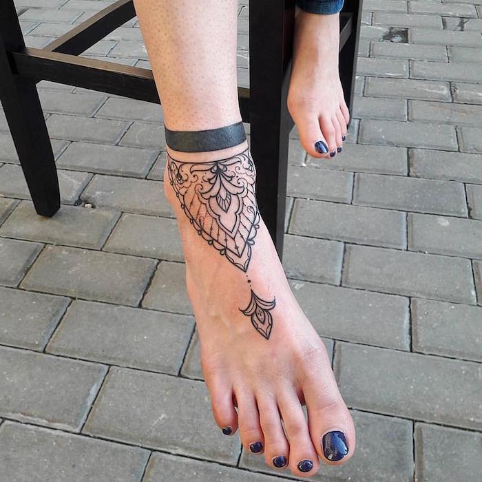 Mandala Tattoo am Fuß und dunkelblauer Nagellack, Tattoo Motive für Frauen