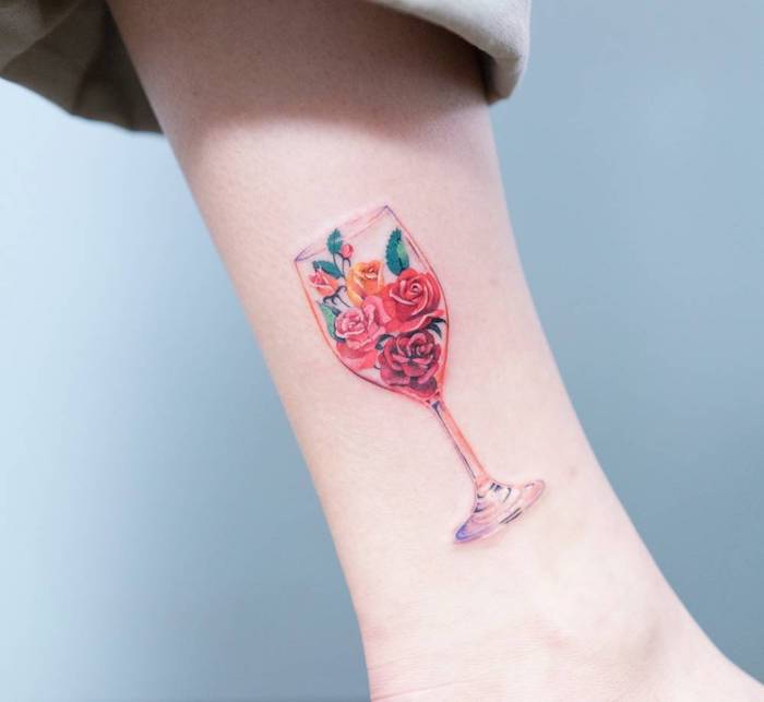 Glas voll mit Rosen, Tattoo Motiv für Frauen, farbige Bein Tattoos