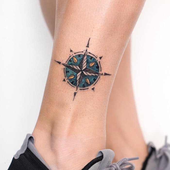 Kompass Tattoo für Frauen, blauer Grund, kleine Bein Tattoos 