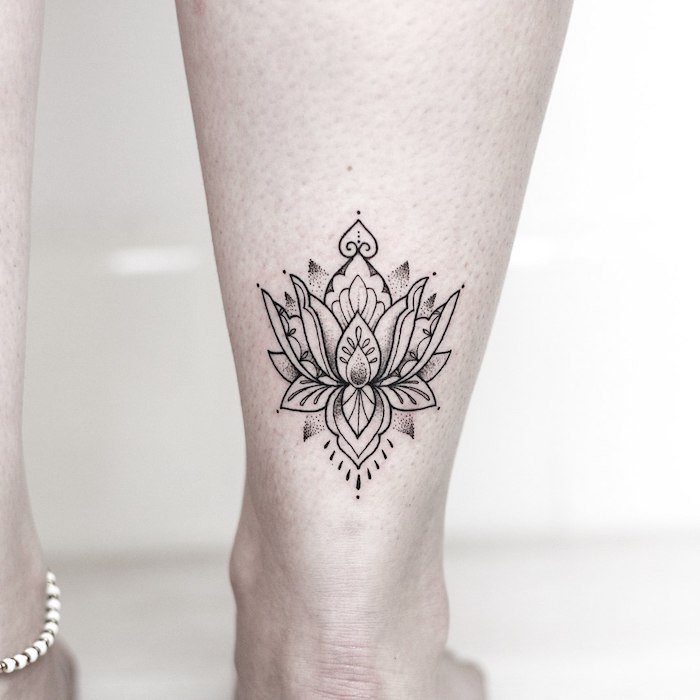Lotus Tattoo an der Wade, kleine Blumen Tattoos für Frauen, weibliche Motive