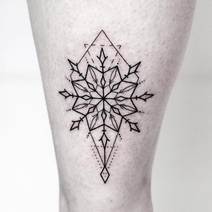 Coole Idee für Bein Tattoo, abstraktes Tattoo Motiv für Frauen