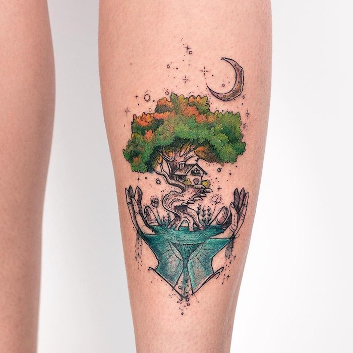 Farbiges Tattoo, Baumhaus und Mond in Händen, Idee für farbiges Tattoo