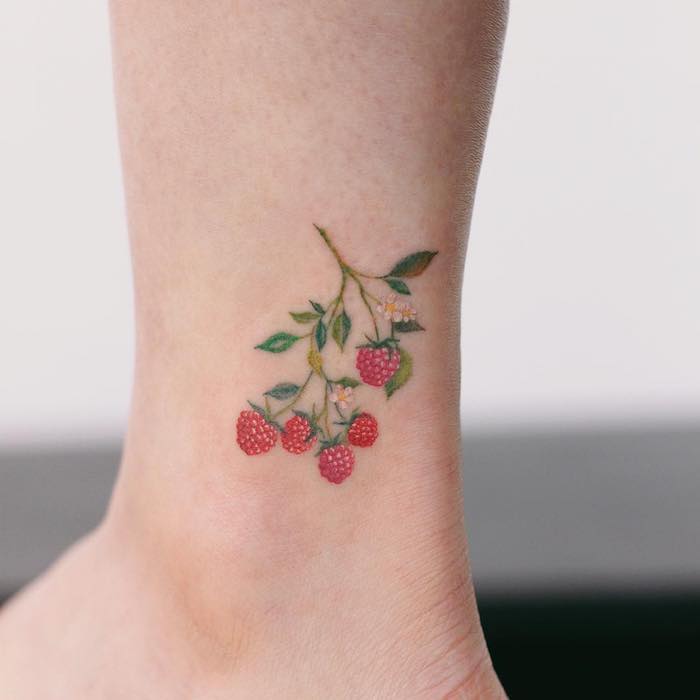 Süßes Tattoo Motiv, farbiges Tattoo Himbeeren, in Rot und Grün, Ideen für Knöchel Tattoos