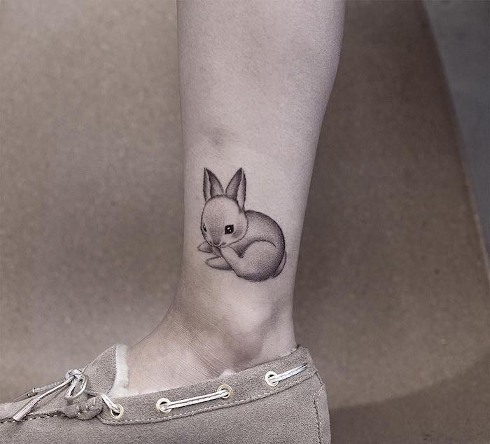 Sich Kaninchen Tattoo an das Bein stechen lassen , kleine Tattoos für Frauen