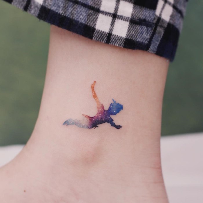 Peter Pan farbiges Tattoo am Knöchel, kleine Tattoo Motive für Frauen