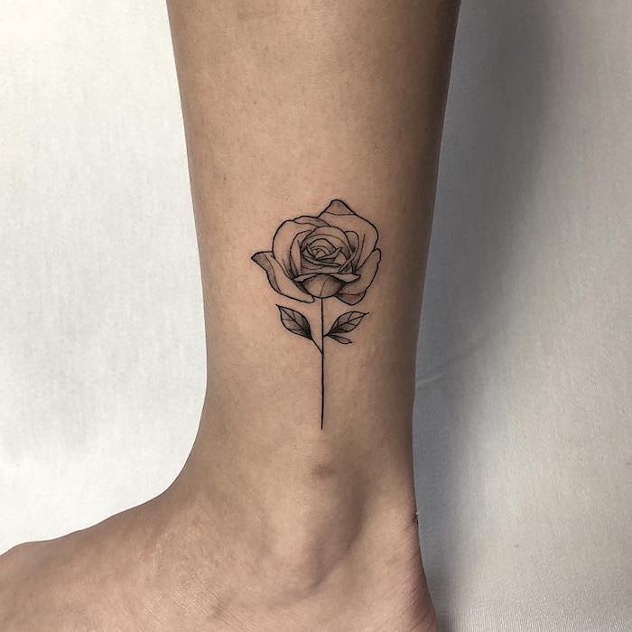 Sich eine Rose stechen lassen, Blumen Tattoos, kleines Tattoo am Knöchel