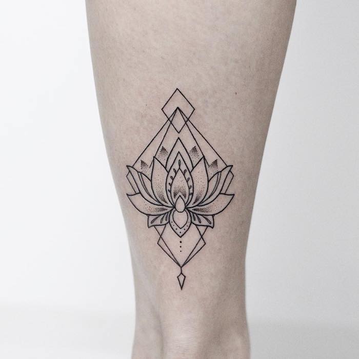 Idee für Blumen Tattoo, sich ein Lotus stechen lassen, Tattoo an der Wade
