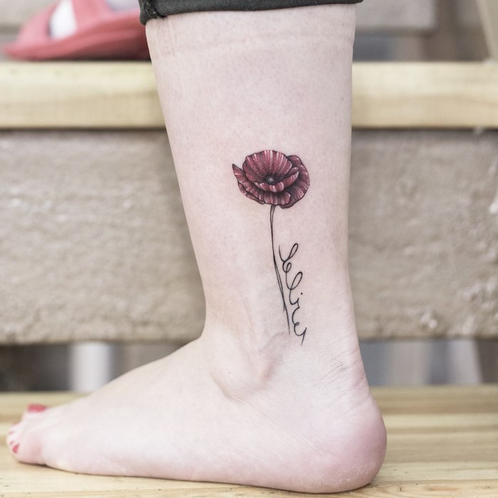 Farbiges Tattoo am Knöchel, sich einen Mohn stechen lassen, Idee für Blumen Tattoo
