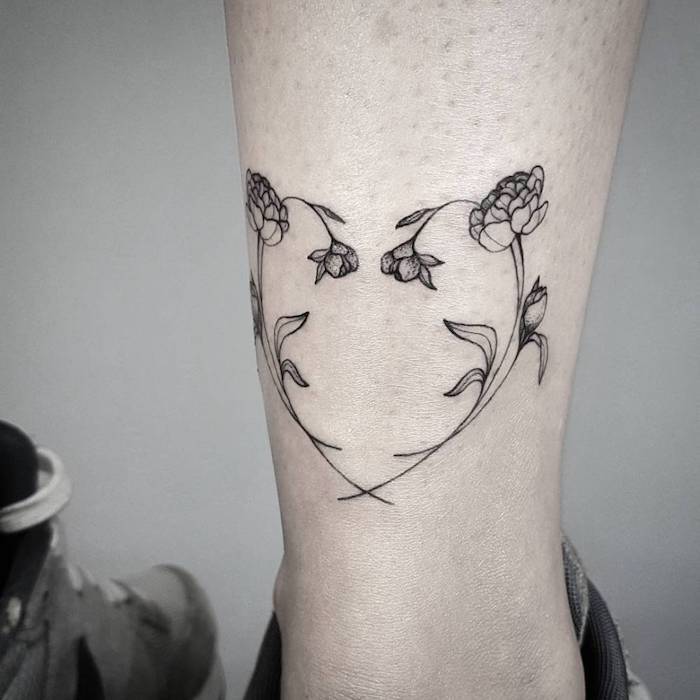 Idee für Tattoo an der Wade, Herz aus Blumen, weibliche Bein Tattoos