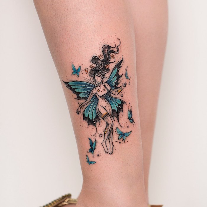 Bein Tattoo für Frauen, Fee mit blauen Flügeln und langen schwarzen Haaren, blaue Schmetterlinge und gelbe Blumen